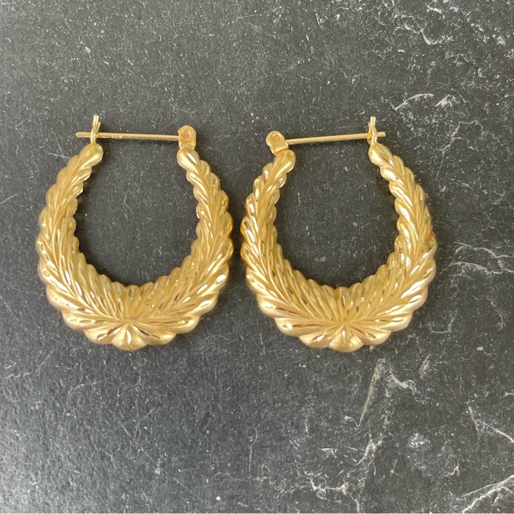 14kt. Yellow gold hoop earrings with flutter pattern